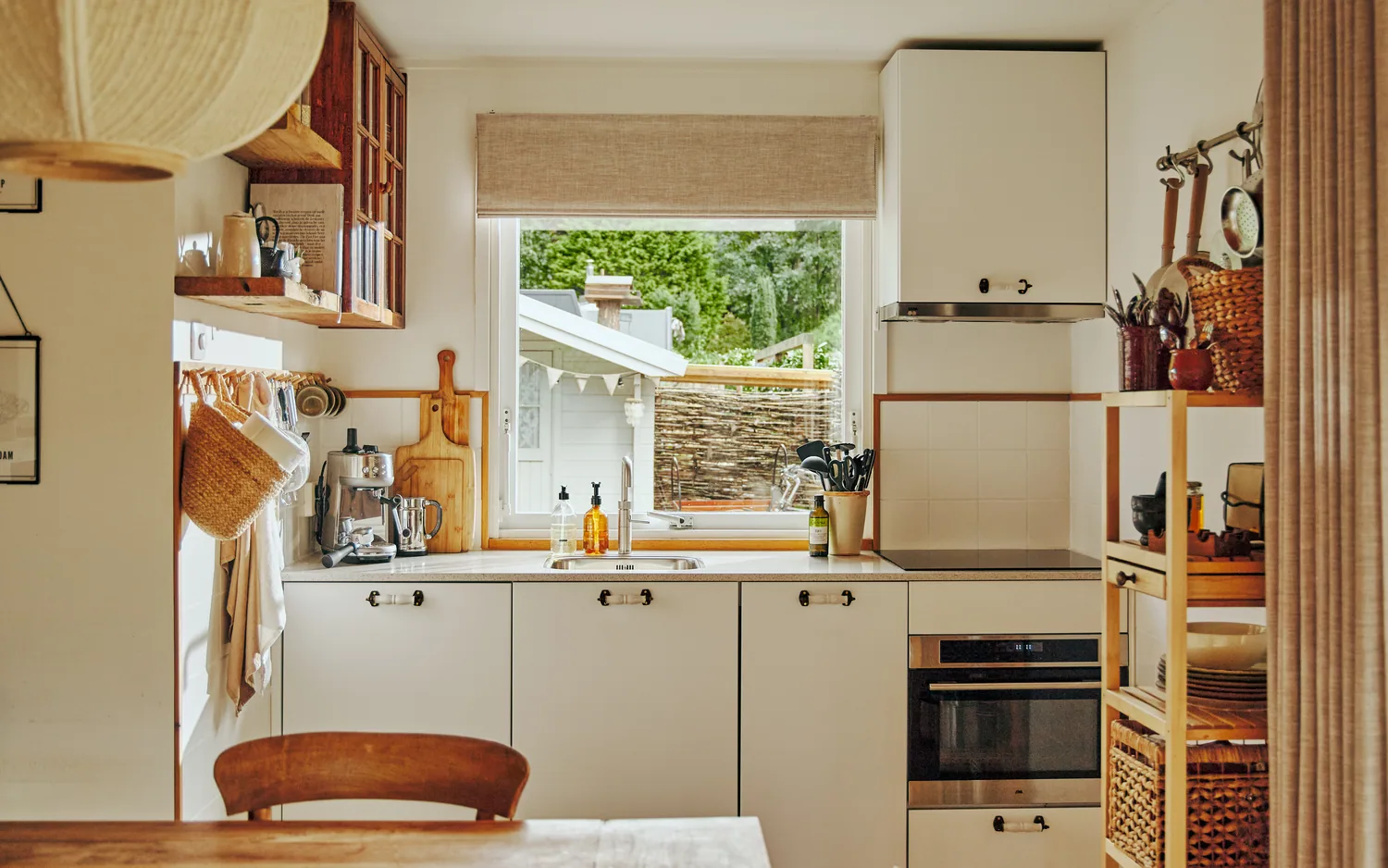 De keuken van Boshutjemutje met raam naar de tuin