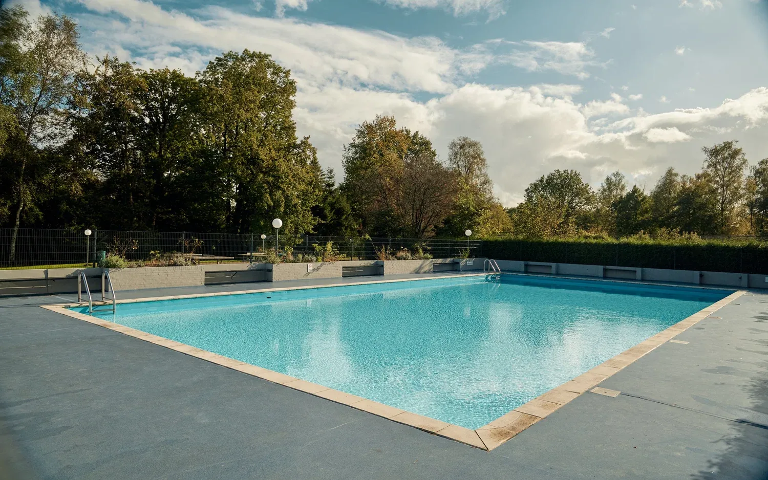Het verwarmde buitenzwembad van het park