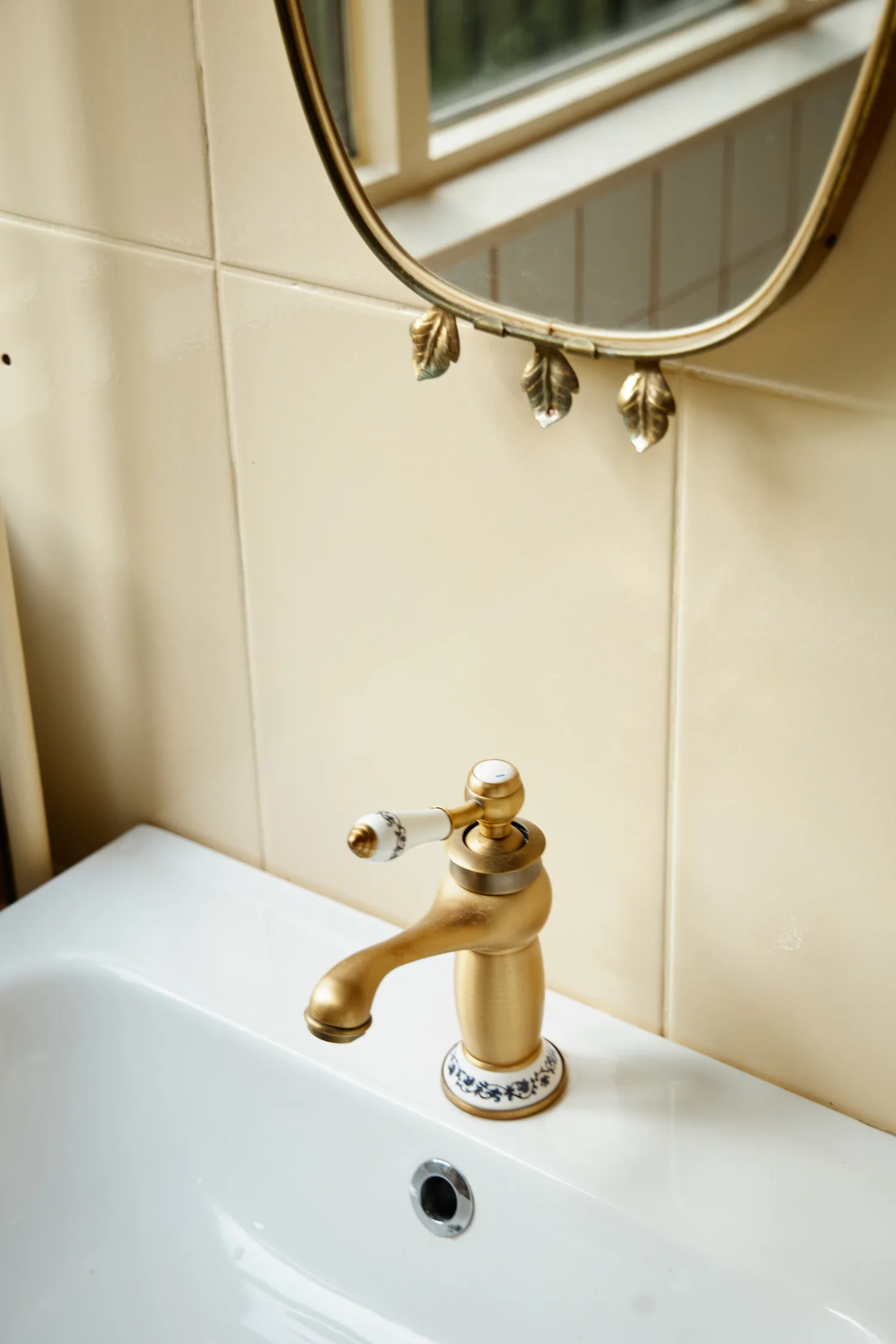 Gouden kraan op de wastafel