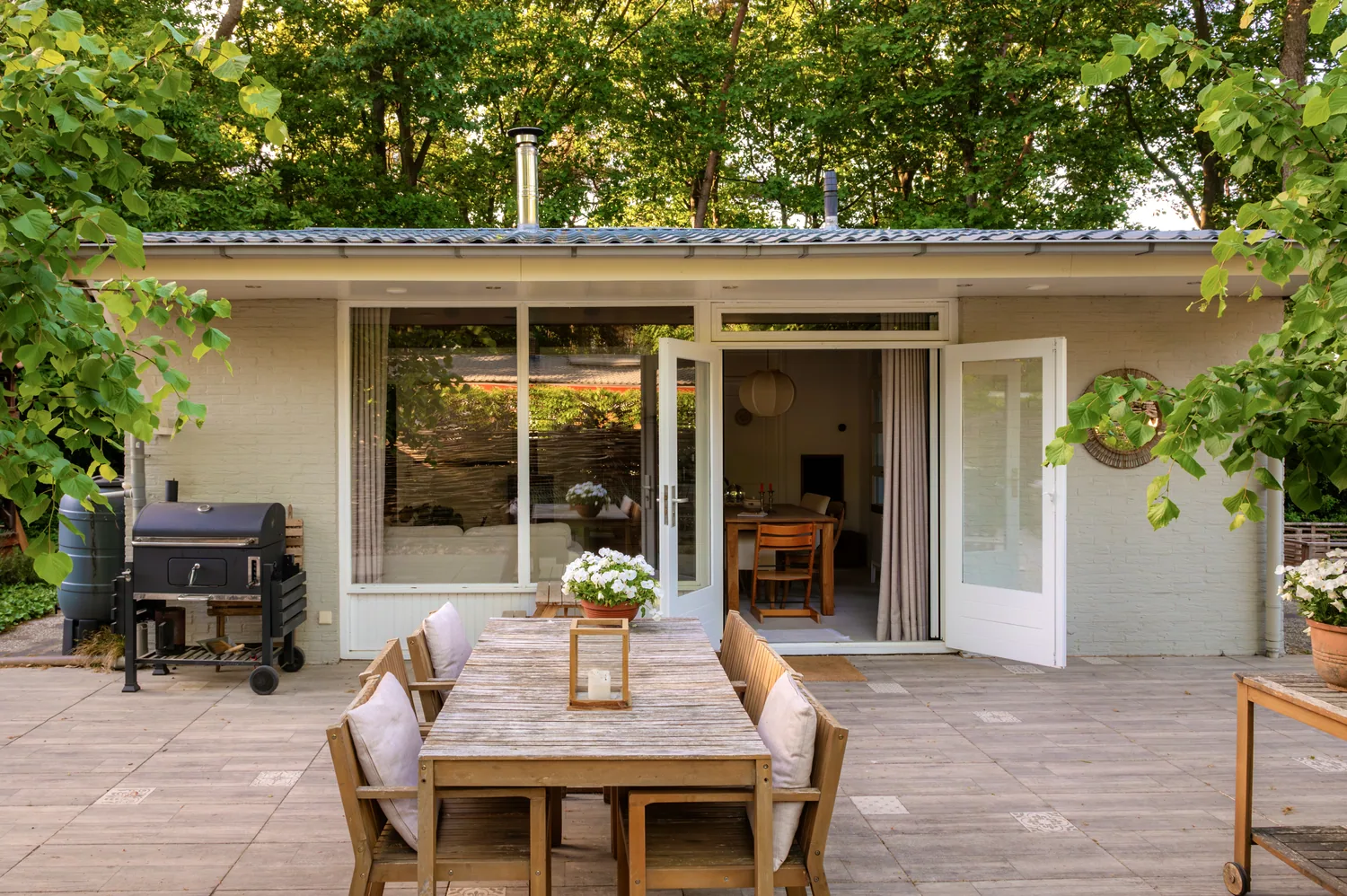 Boshutjemutje: het witte huisje met zonneterras en grote tuintafel