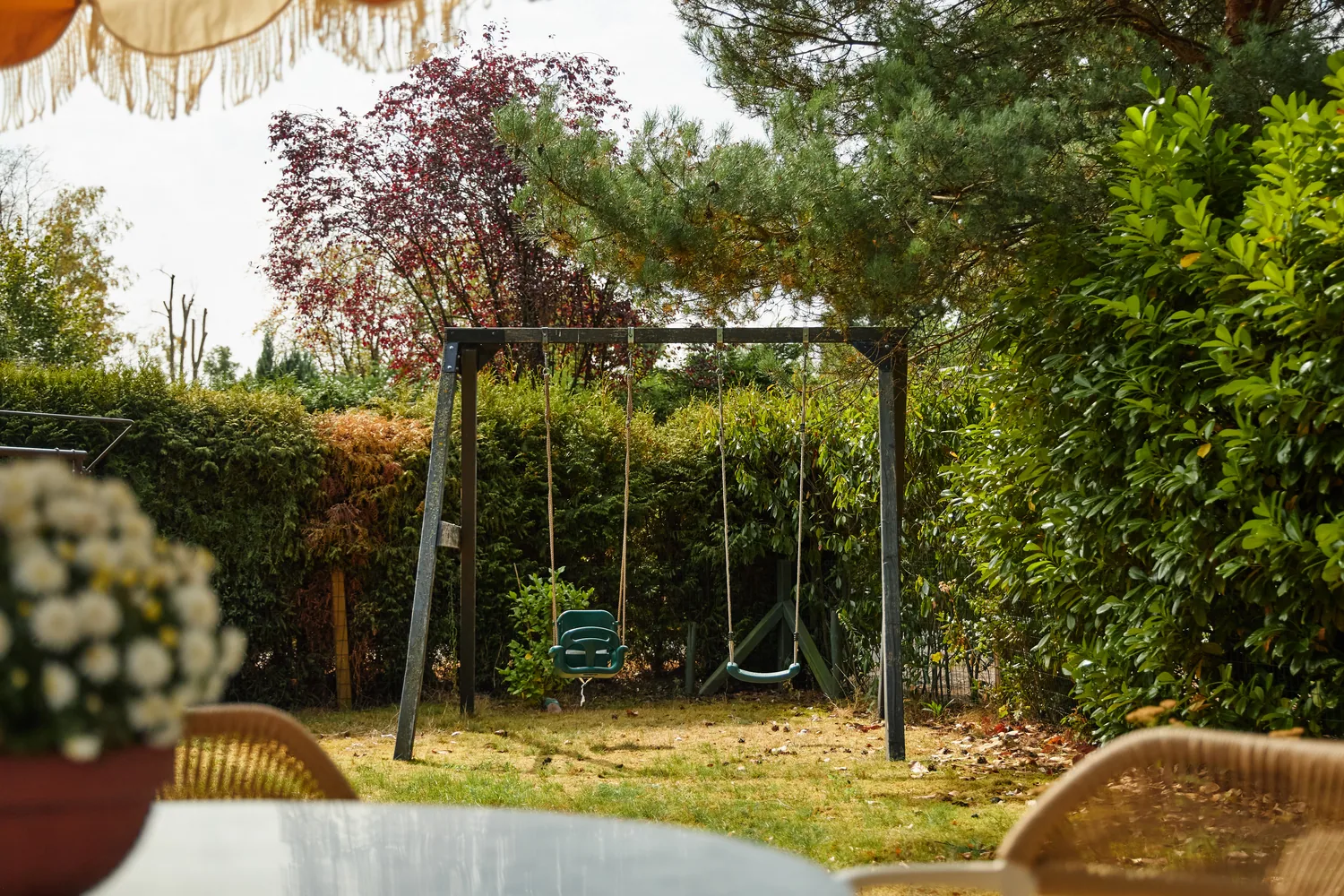 De schommel in de tuin