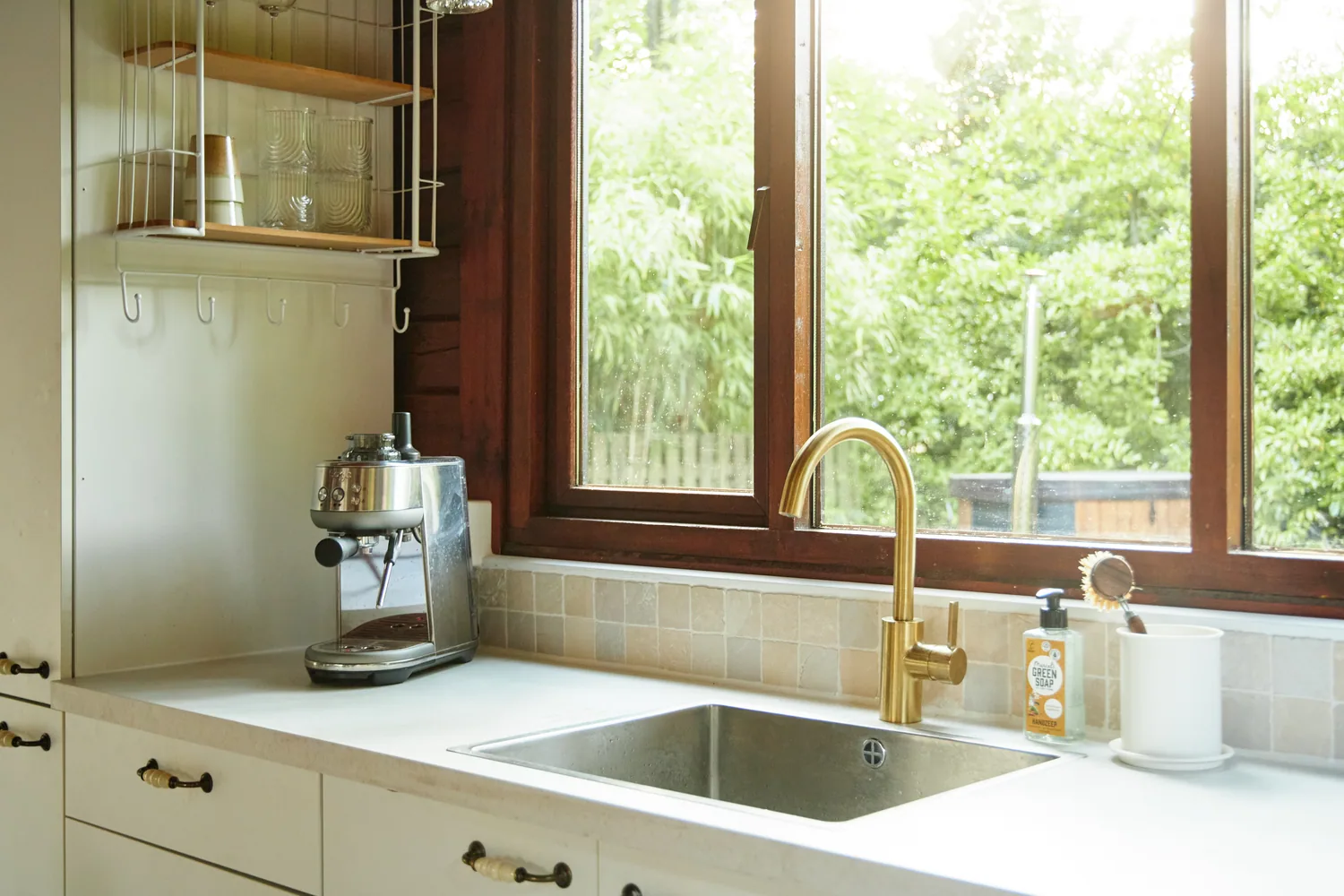 Espressomachine op het aanrecht