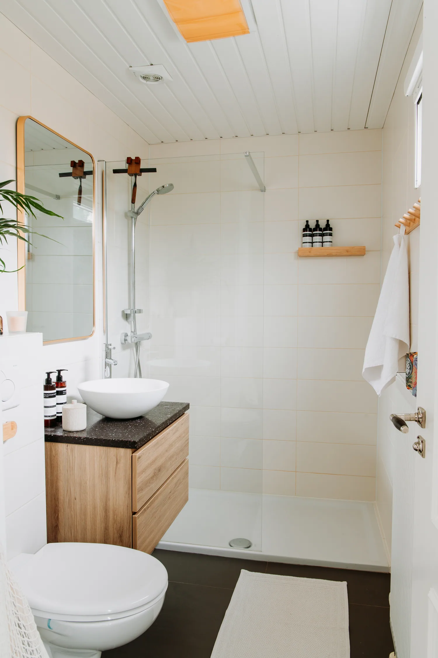 Badkamer met inloopdouche en wastafel