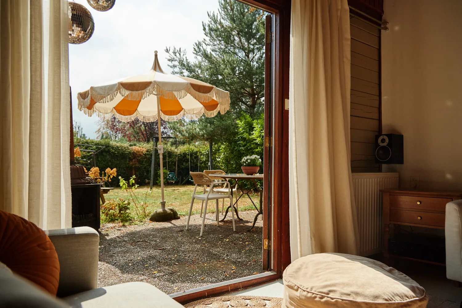 Uitzicht door de tuindeuren op de parasol