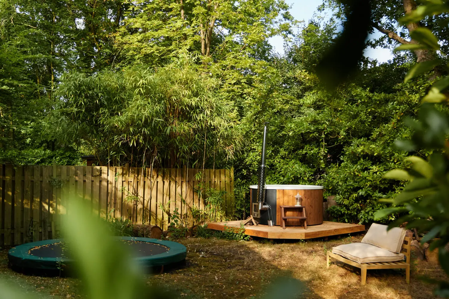 De tuin van Blokhutjemutje met de hottub achterin