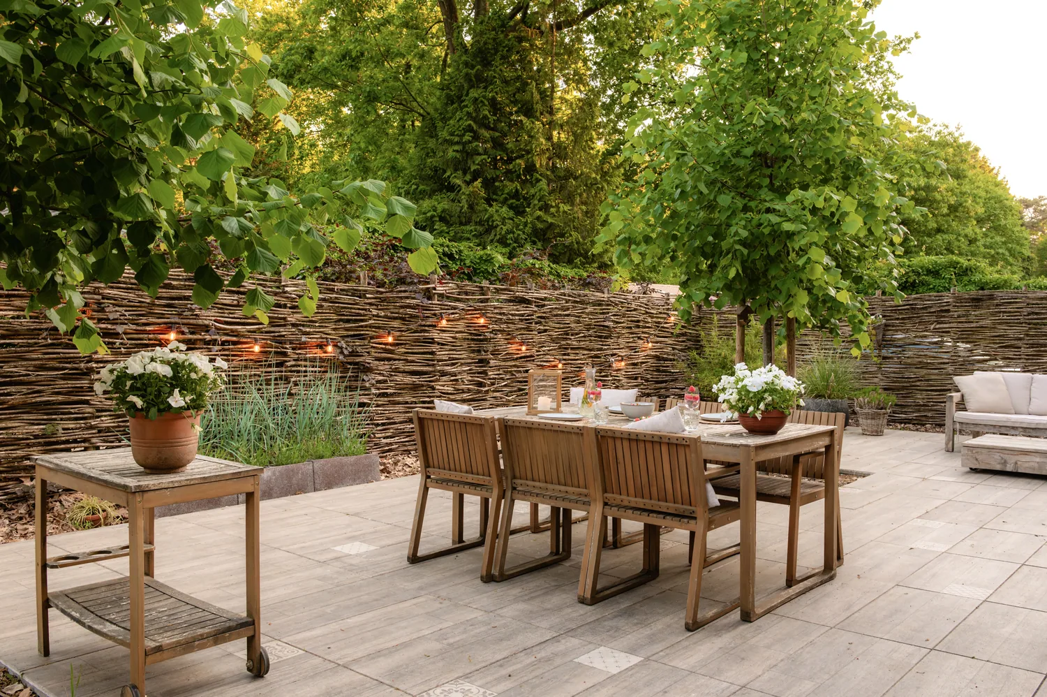 Tuintafel op het terras van Boshutjemutje