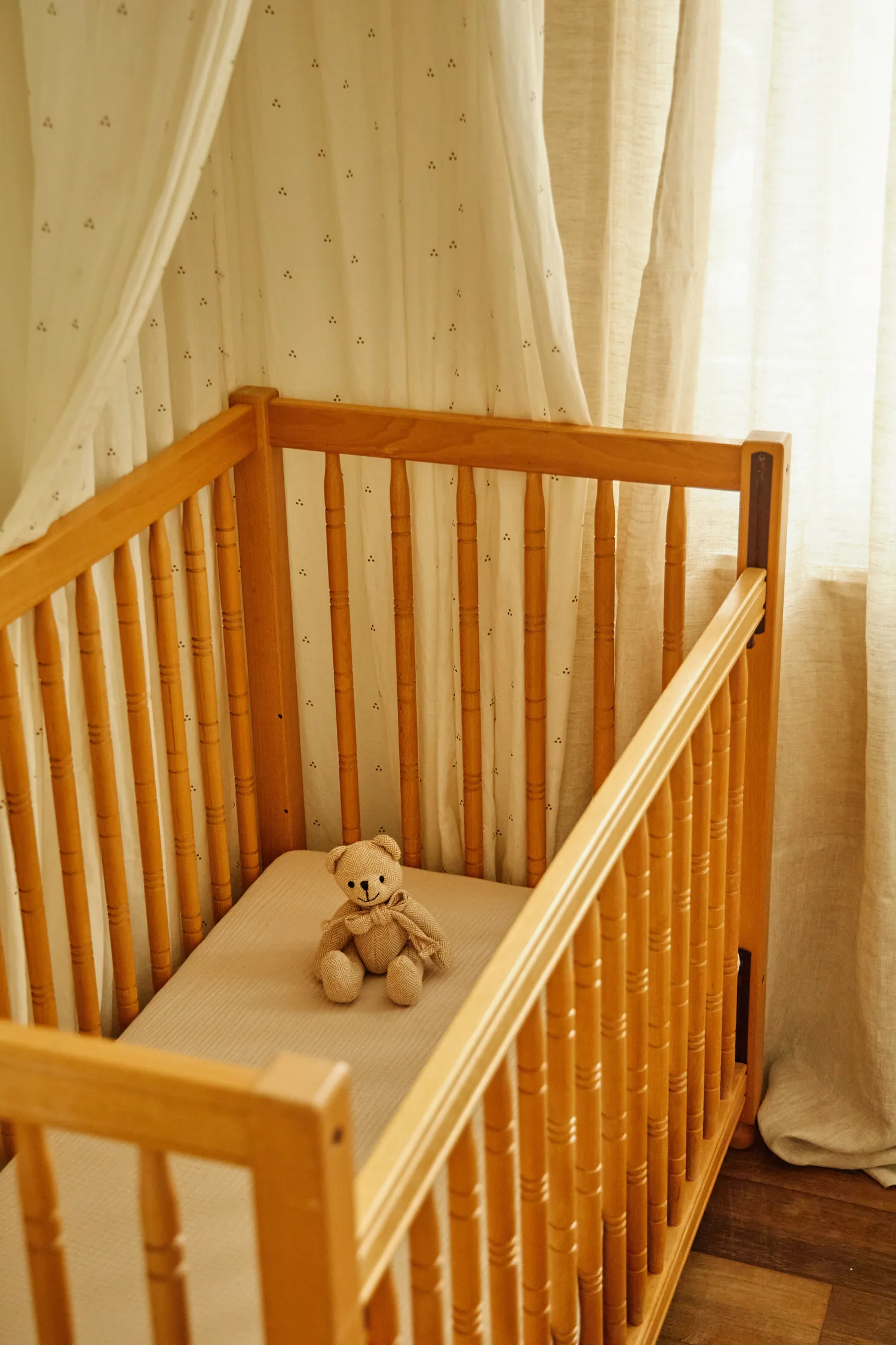 Houten ledikant met knuffelbeer