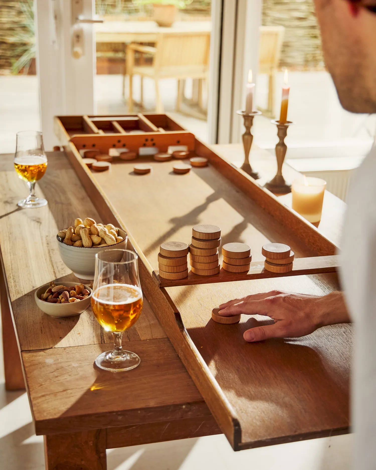 Sjoelen met een biertje op tafel