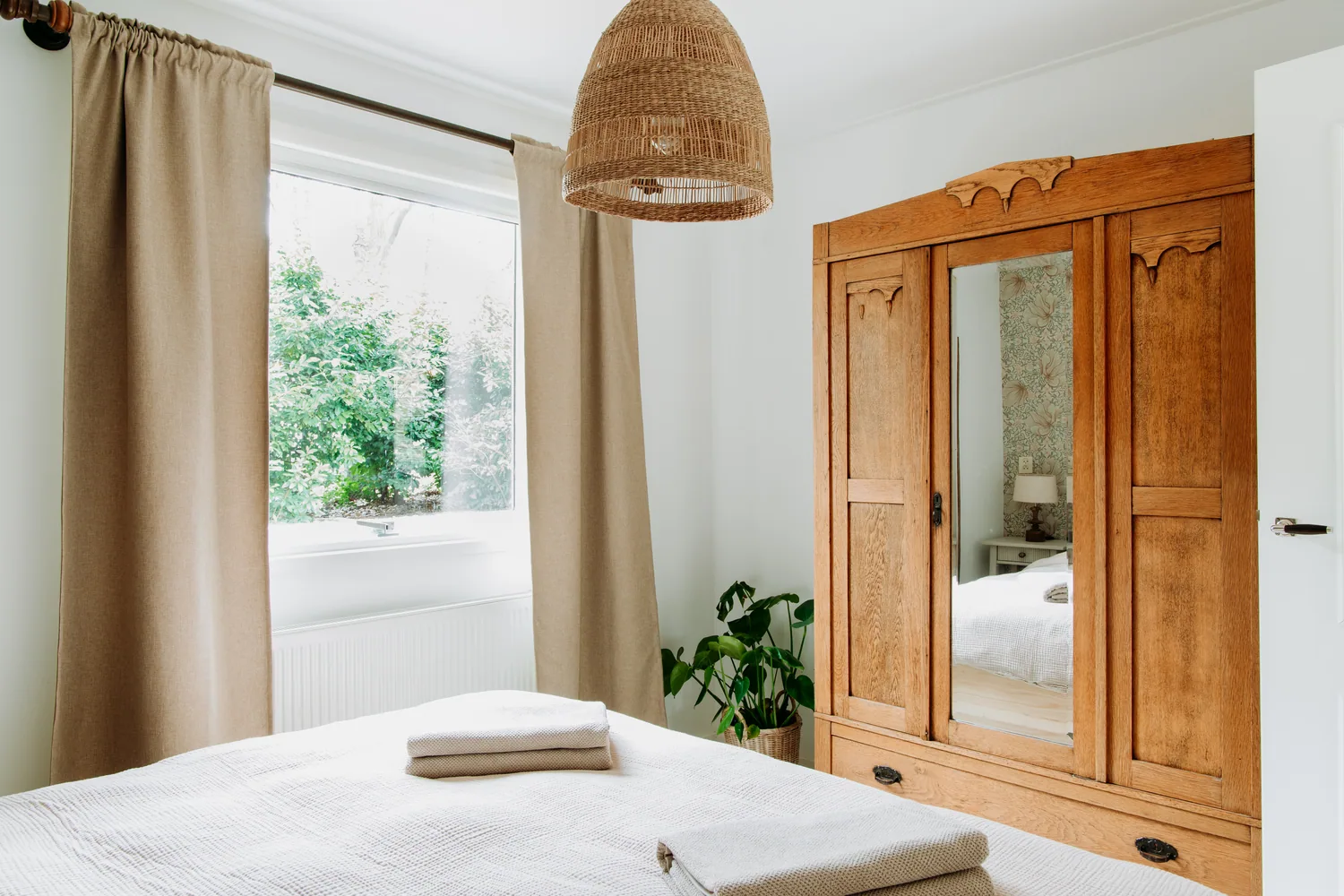 Tweede slaapkamer met houten kledingkast