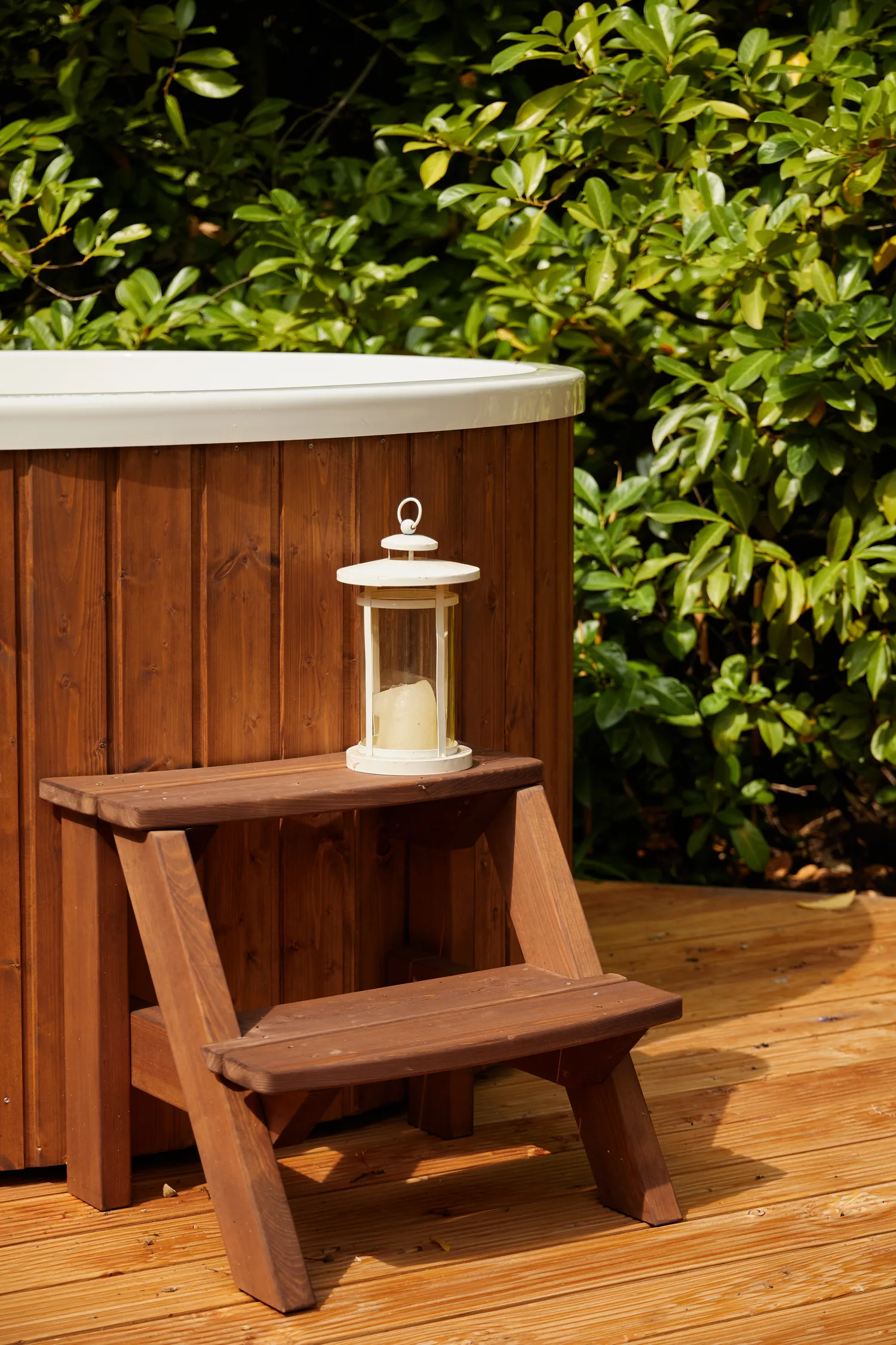 Lantaarn op het trapje van de hottub